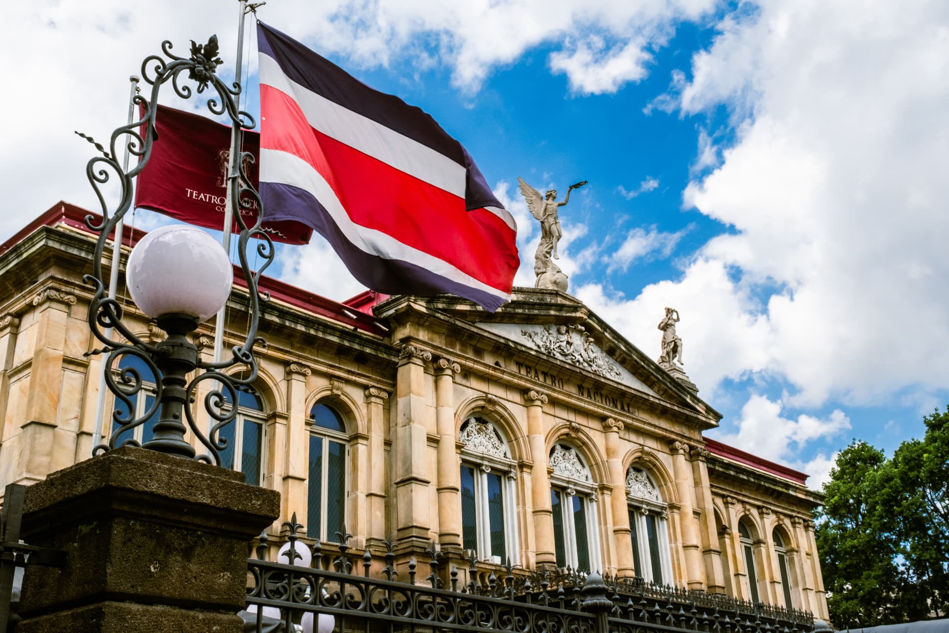 Bandera de Costa Rica frente al Teatro Nacional en San José
